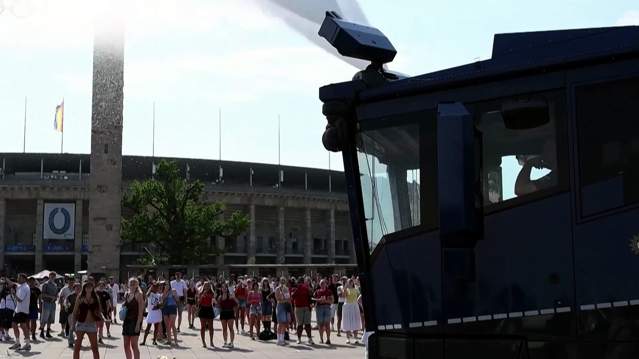 Alemanha: polícia de Berlim usa canhão de água para refrescar fãs de Bruno Mars