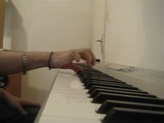 Petit japonnais qui cueille des fleurs