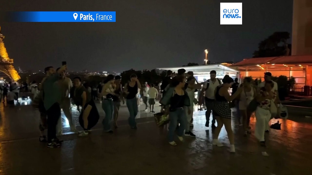Im video: blitz trifft eiffelturm bei schwerem sturm in paris