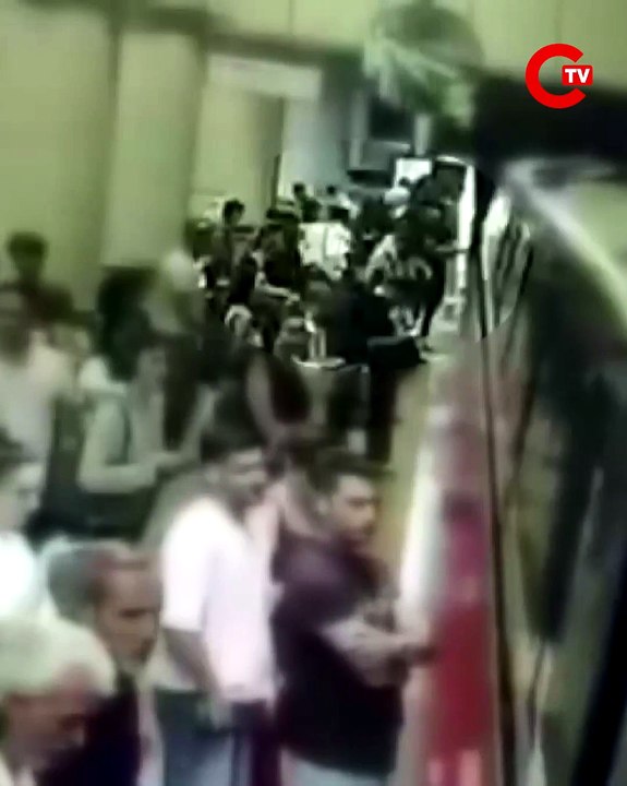 Gayrettepe Metrosu’nda cep telefonu hırsızlığı kamerada