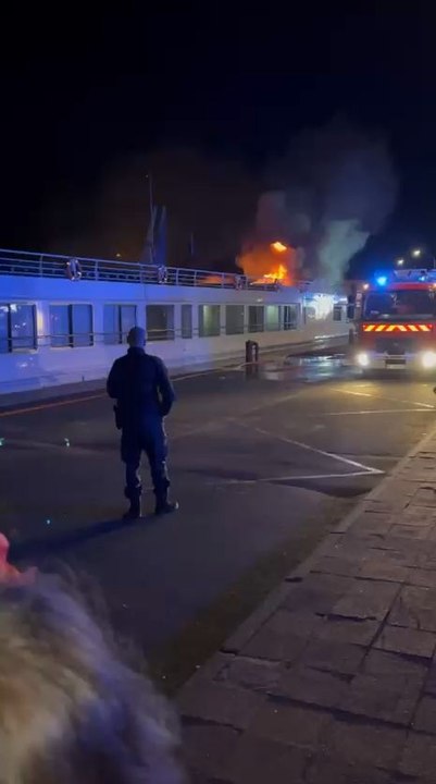 Un bateau de croisière en feu en pleine nuit à Honfleur: 130 passagers évacués, dont 40 Belges