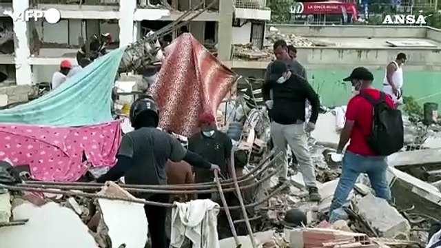 Venezuelani cercano sopravvissuti tra le macerie a quattro giorni dal terremoto