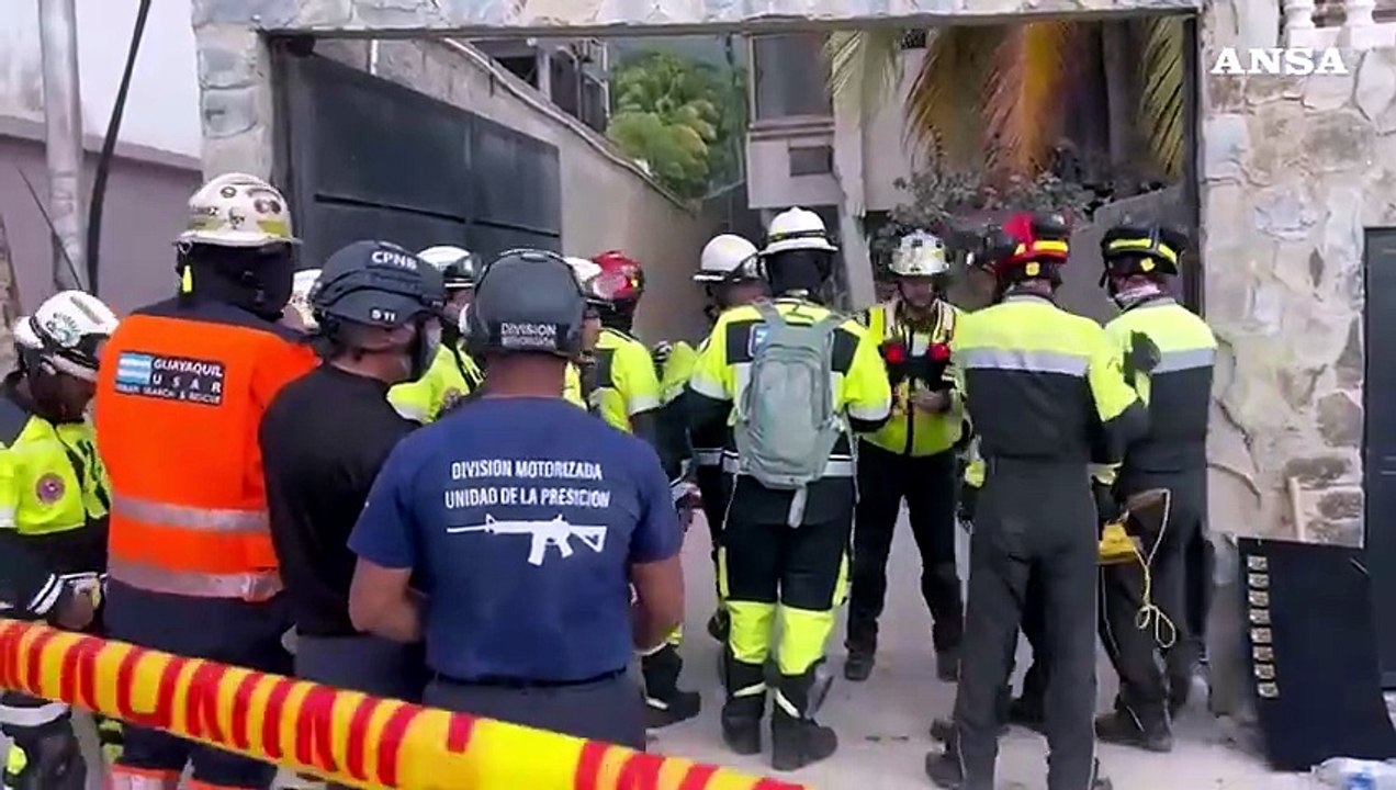 Venezuela, vigili del fuoco trovano tre persone in vita a La Guaira