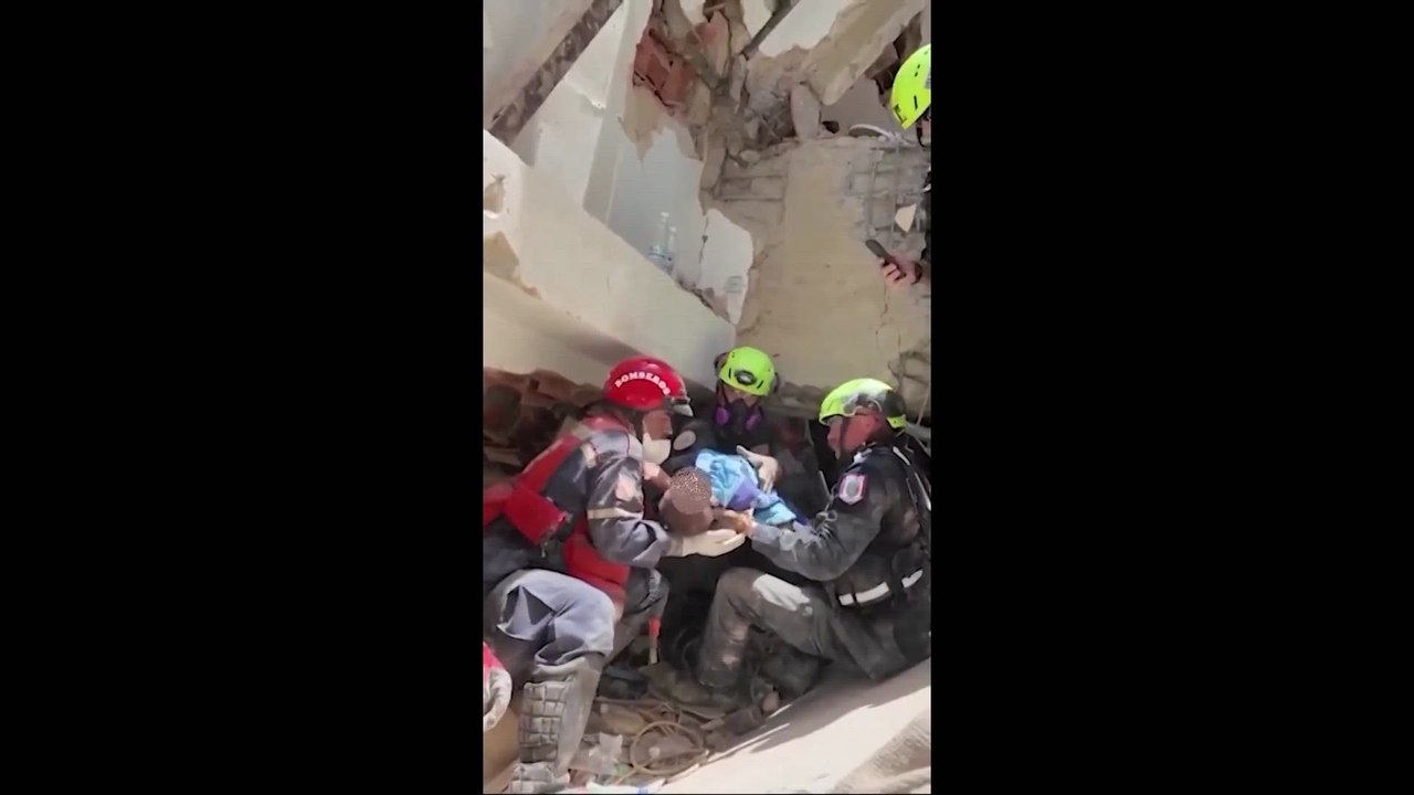 Los increíbles rescates entre los escombros del terremoto de Venezuela