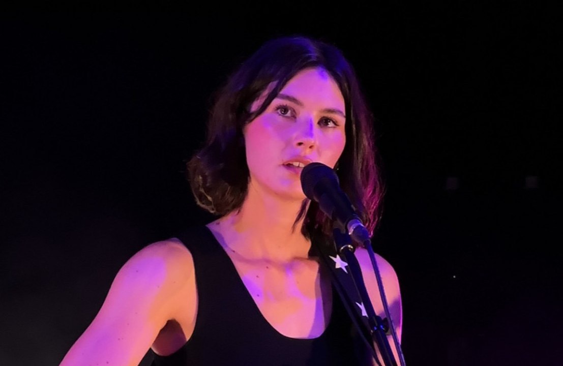 Gracie Abrams è a sua agio con l'etichetta di ‘nepo baby’