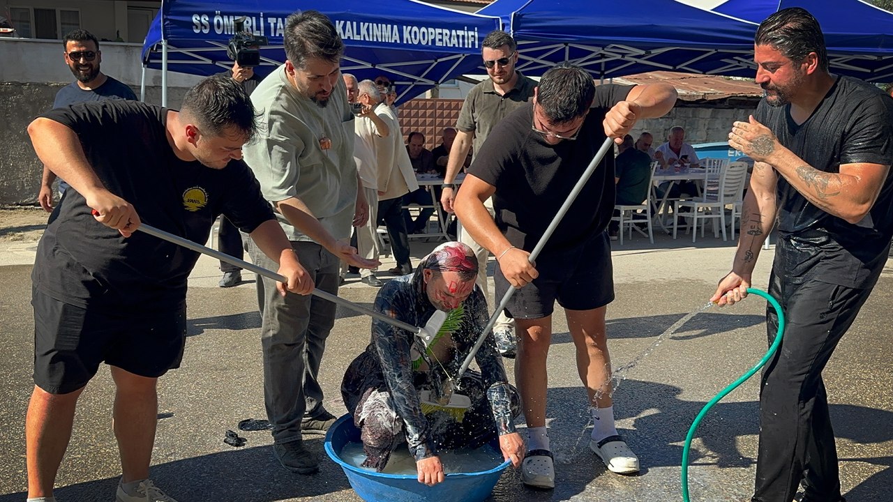 Düğün öncesi damada işkence gibi eğlence; şalvar giydirilip, boynuna çan takıldı, fırçayla yıkandı