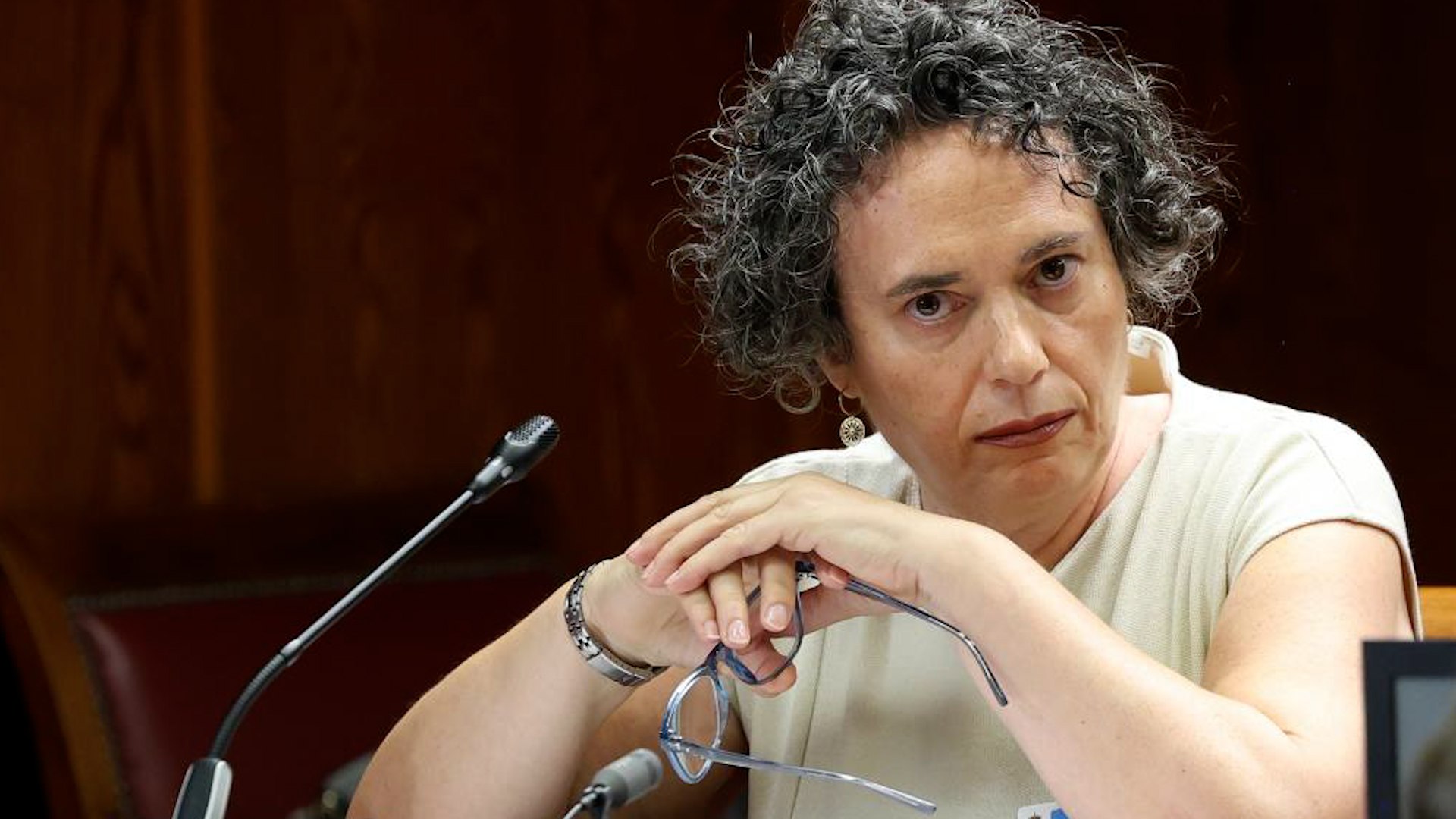 La secretaria de Zapatero, Gertrudis Alcázar, calla en el Senado ante la acusación de ser un "nodo central" de la trama