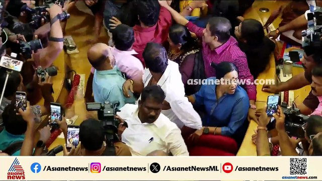അടിയോടടി; ഷർട്ട് കീറി എറിഞ്ഞെന്ന് BJP കൗൺസിലർ, വനിത കൗൺസിലർമാരെ കയ്യേറ്റം ചെയ്തെന്ന് UDF