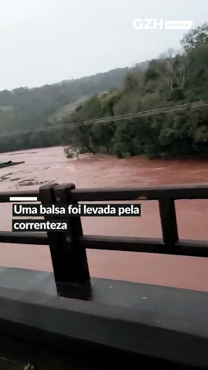 Balsa é levada pela correnteza no Rio Guarita