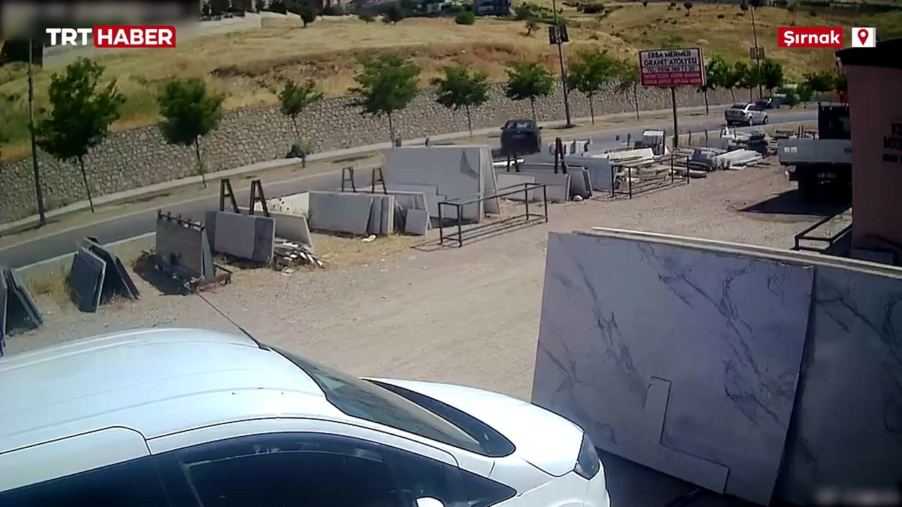 Kontrolden çıkan otomobil karşı şeride geçti: 1 ölü, 3 yaralı