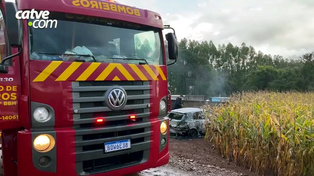 Carro é destruído pelo fogo em Espigão Azul