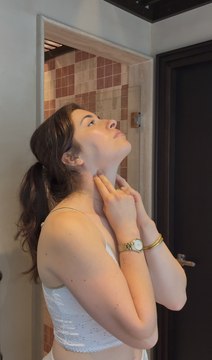 5 minutes de drainage lymphatique pour sculpter l'ovale et lisser les traits du visage
