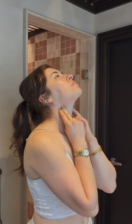 5 minutes de drainage lymphatique pour sculpter l'ovale et lisser les traits du visage
