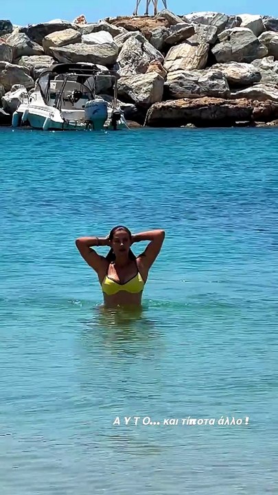Χριστίνα Μπόμπα: Κολάζει με το καυτό κίτρινο μπικίνι της