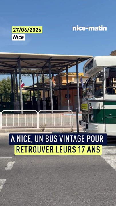 40 ans après, ils se donnent rendez-vous devant leur ancien lycée pour fêter leur bac à Nice