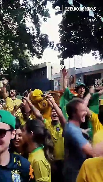 "Vou festejar": torcida canta após o apito final