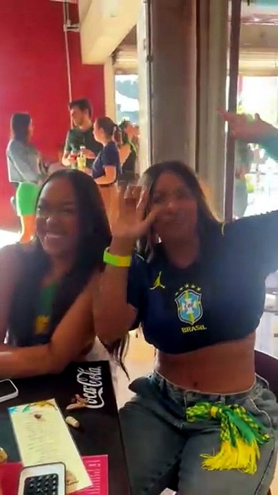 Pé cruzado e maquiagem: torcedoras revelam superstições para ajudar o Brasil na Copa; ASSISTA