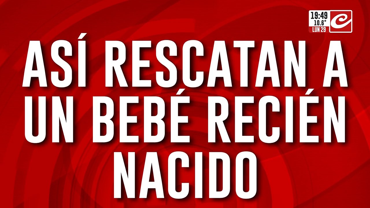 Así rescatan a un bebé recién nacido