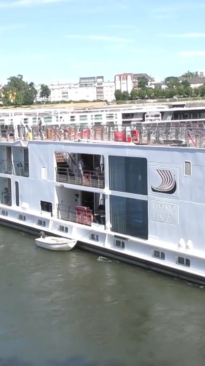 Passenger ship stranded on Rhine as water levels plunge