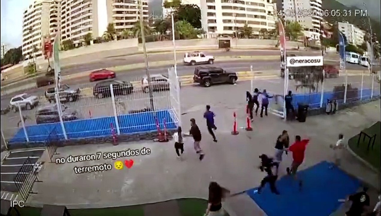 شاهد مرعبة لزلزال فنزويلا المدمر.. القصة الكاملة وراء فيديو انهيار المبنى وسقوط المارة في الشوارع