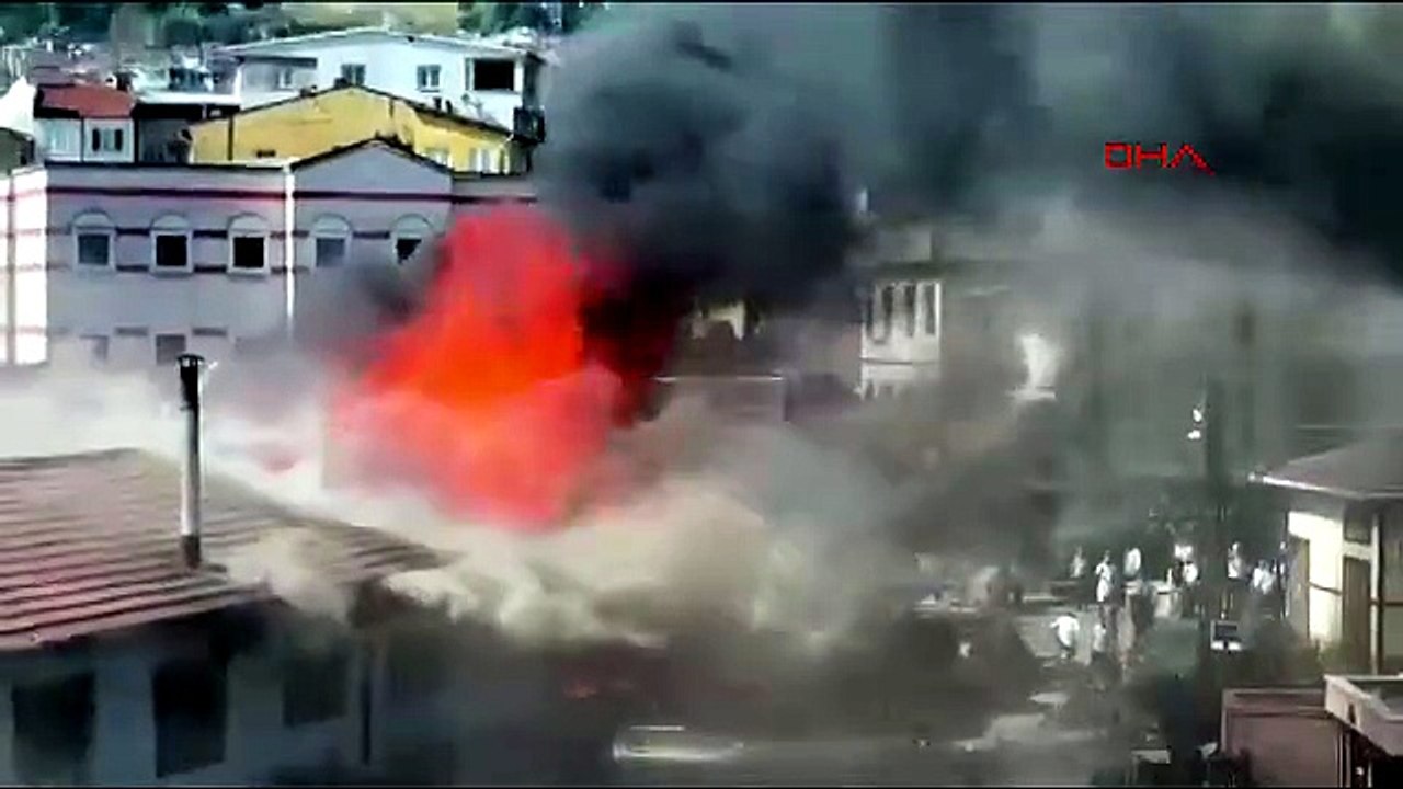 Bursa\'da Tarihi Kayıhan Çarşısı\'ndaki iş yerinde yangın