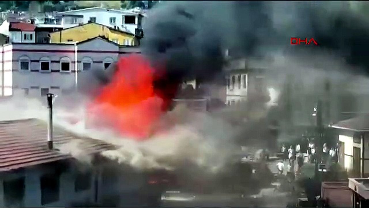 Bursa\'da Tarihi Kayıhan Çarşısı\'ndaki iş yerinde yangın