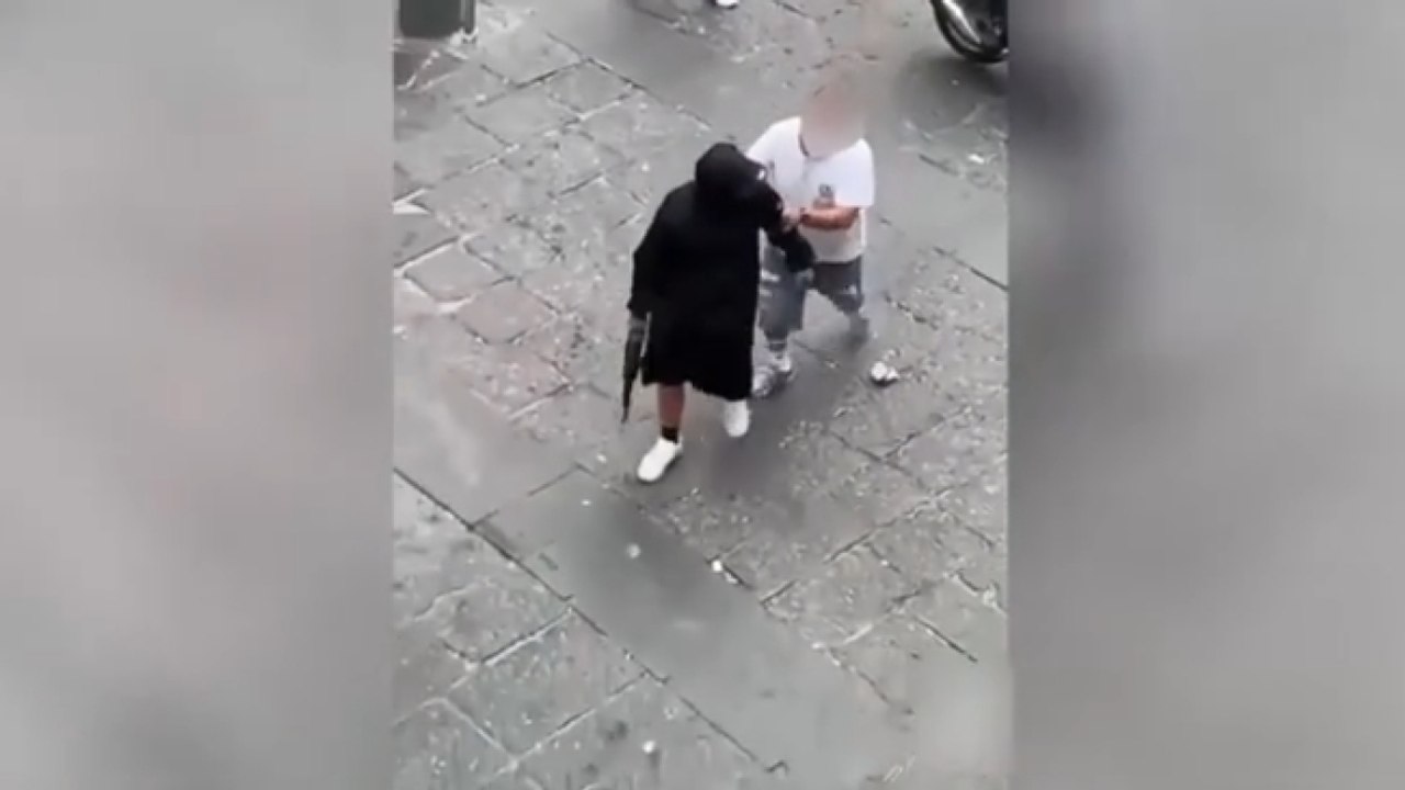 Napoli, uomo si aggira con un mitra nella piazzetta di Montesanto: terrore tra la gente