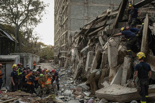 Socorristas intensifican búsqueda tras detectar indicios de sobrevivientes en La Guaira