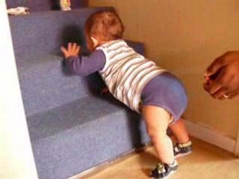 Lenny monte escalier