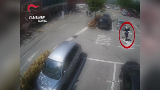 Pavone Canavese, tentano di derubare una commessa, ma lei li insegue e li fa arrestare