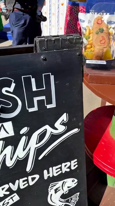 🇩🇰🐟🦑 J'ai trouvé un super Food Truck qui propose des Fish and Chips anglais et du fritto mi.mp4