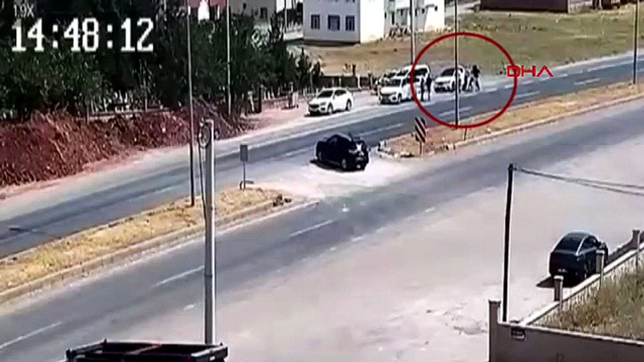 Akrabaların kavgasında dehşet anları: Amcasını otomobille ezdi!