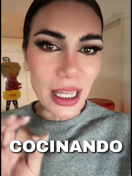 Flor de la V celebrando la victoria de Paraguay