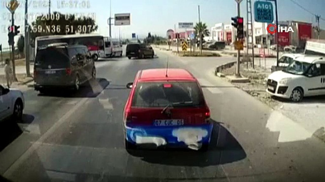Emniyet şeridi teröristi kamerada! Genç kıza çarpıpı savurup attı!