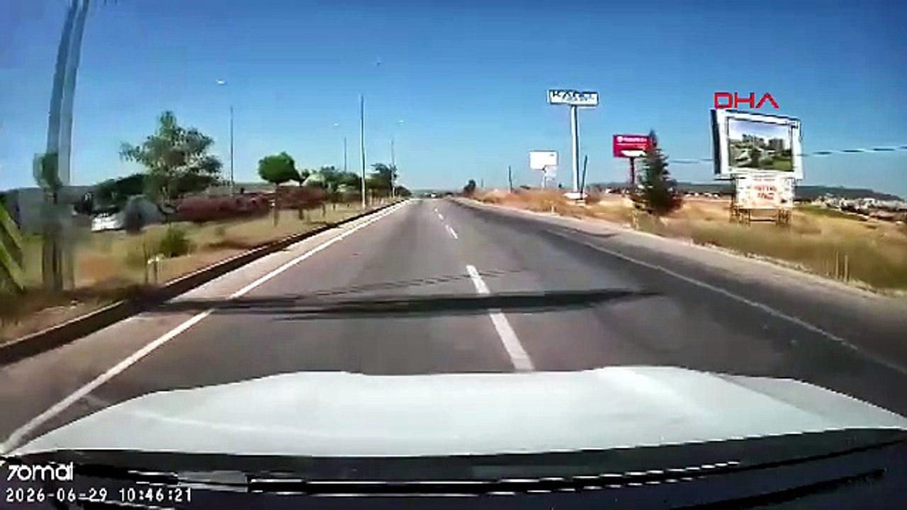 Trafikteki ters yön teröristi kamerada! Bir anda araçların karşısında belirdi!