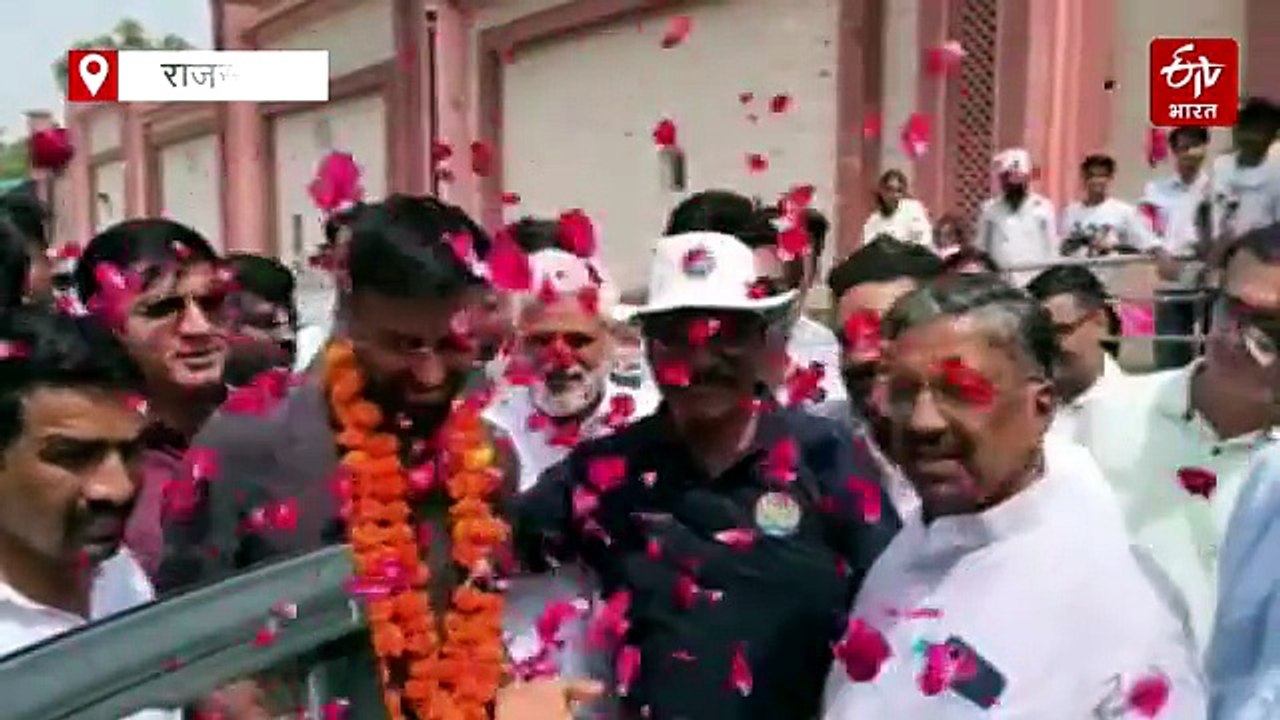 'जिंदाबाद' के नारों से गूंजा श्रीगंगानगर: टेस्ट टीम में चुने गए मानव सुथार का रेलवे स्टेशन से घर तक पुष्प वर्षा से स्वागत