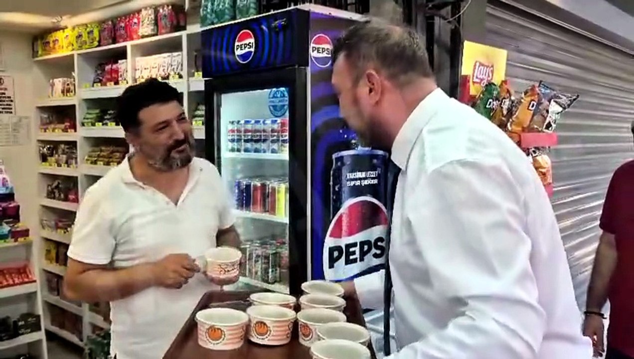 CHP İzmir İl Başkanı Gümrükçü Konak'ta aşure dağıttı