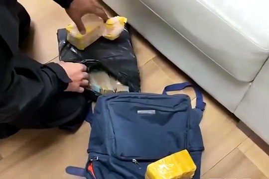 Vídeo mostra PF localizando alta quantia em dinheiro embaixo de sofá em operação que investiga desvio de verbas da Saúde