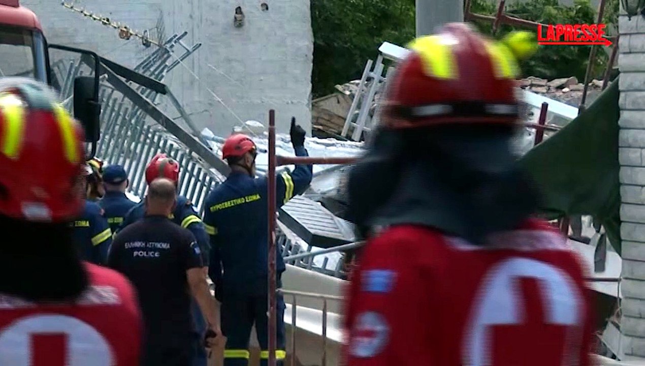 Grecia, crolla un edificio a Atene: quattro persone intrappolate