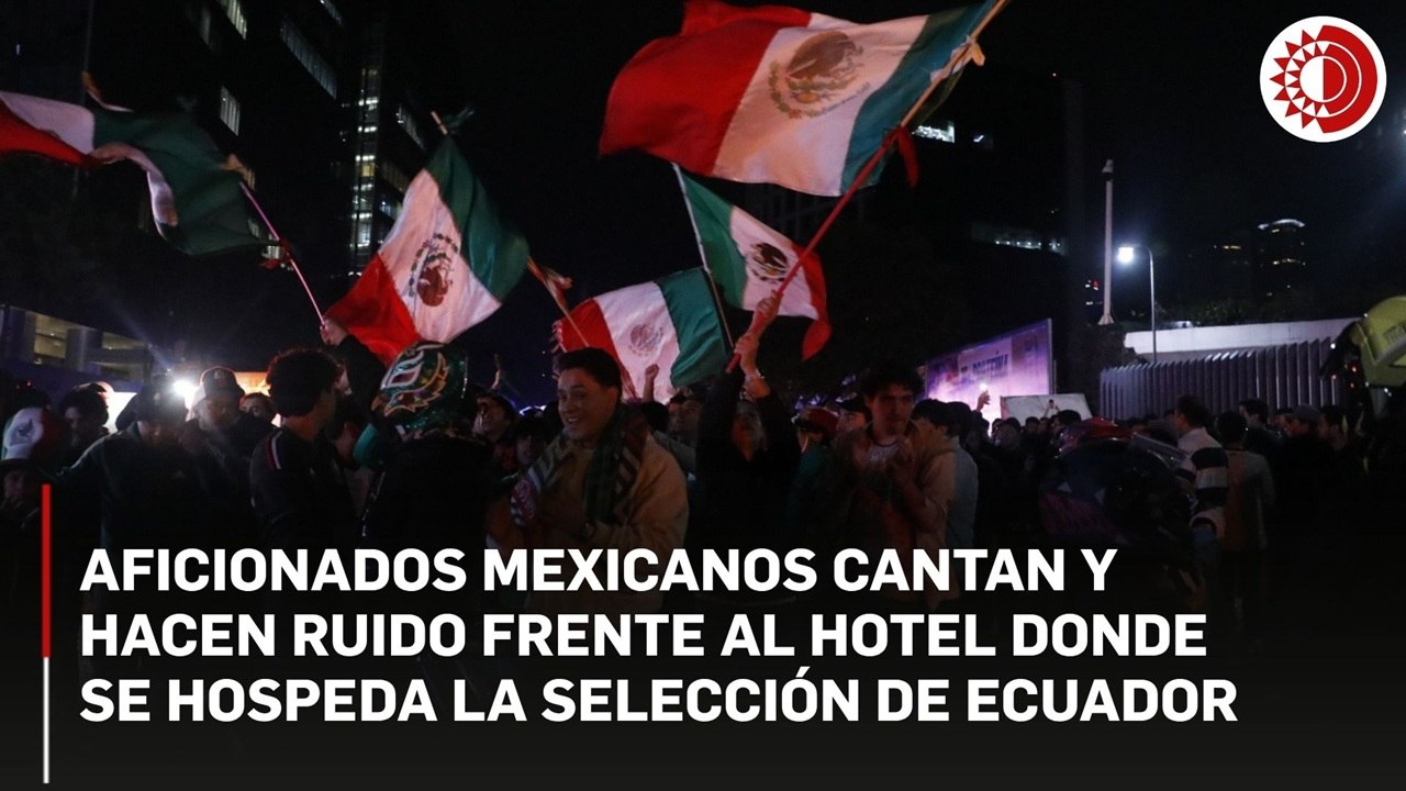 Aficionados mexicanos cantan y hacen ruido frente al hotel donde se hospeda la Selección de Ecuador