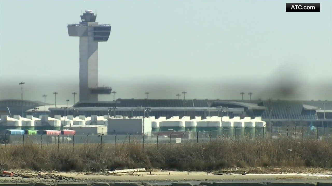 월드컵 경기장 찍으려다...미 공항 착륙하던 여객기와 드론 '쿵' / YTN