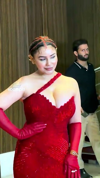 kangna sharma bangs out a posing sesh for the cams at an event.