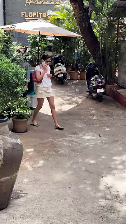 meanwhile in bandra. shanaya kapoor pops out for an outing