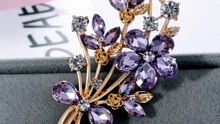👇 Would you wear this elegant brooch? Comment "🌸" below!