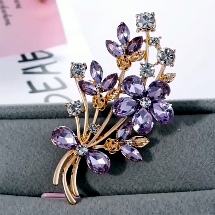 👇 Would you wear this elegant brooch? Comment "🌸" below!