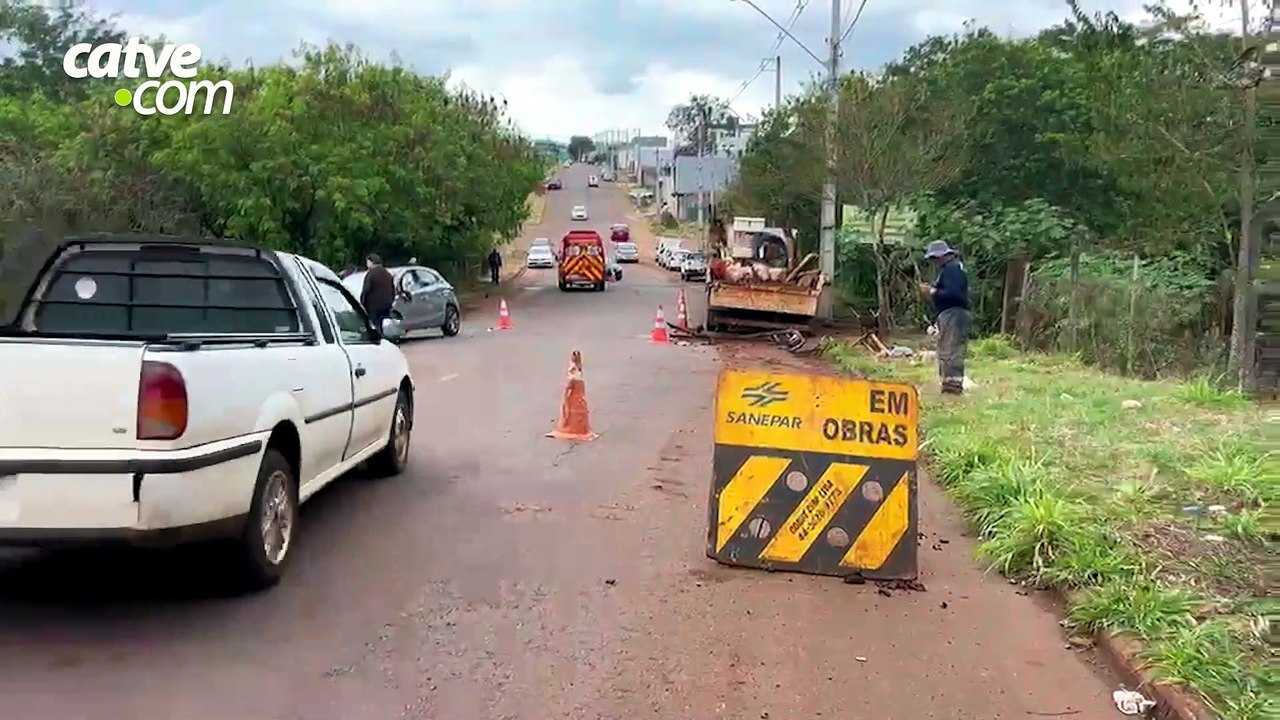 Carro atinge caminhão estacionado e jovem sofre corte no supercílio em Cascavel