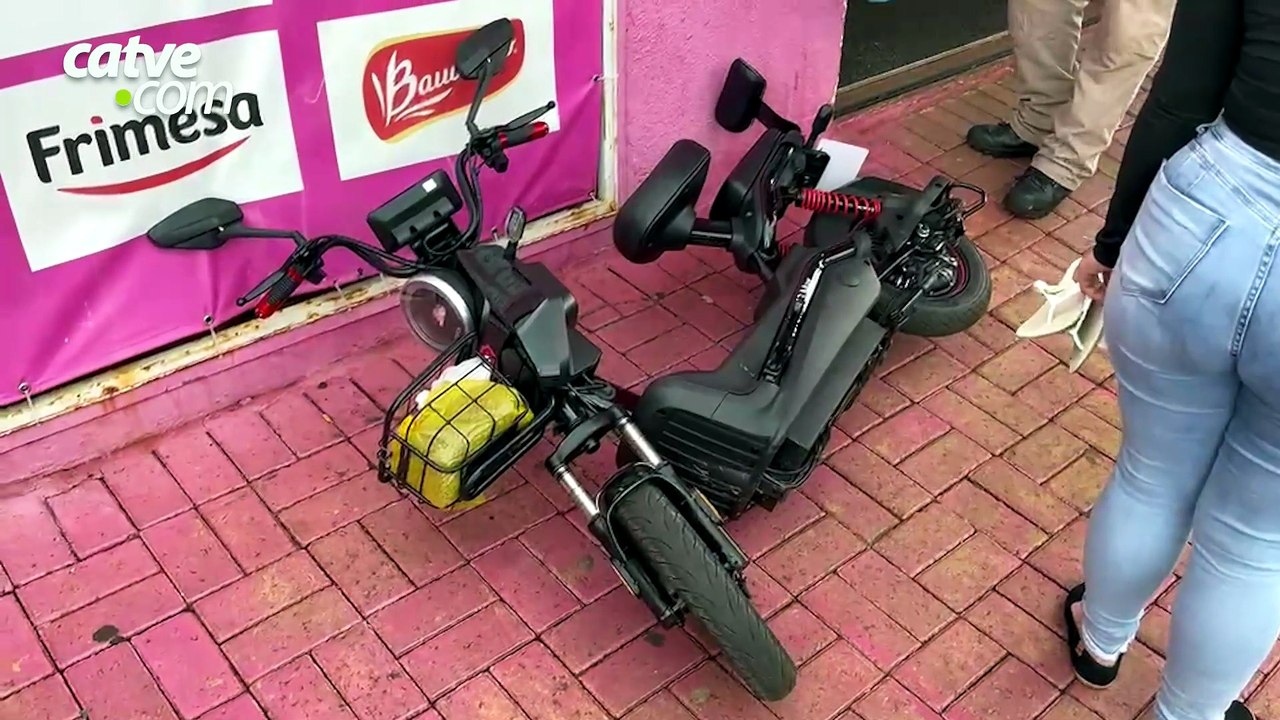 Adolescente de 14 anos fica ferida após moto elétrica cair sobre ela em Cascavel