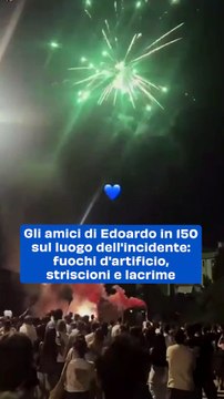 Gli amici di Edoardo in 150 sul luogo dell'incidente: fuochi d'artificio, striscioni e lacrime