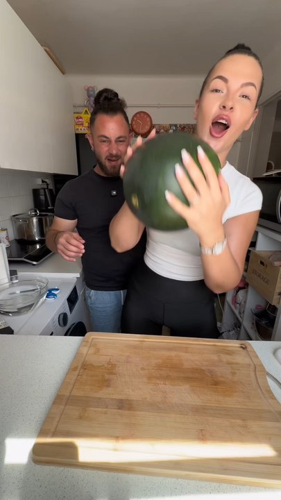 On rempli une grosse pastèque 🍉 de pleins de fruits 😂😍