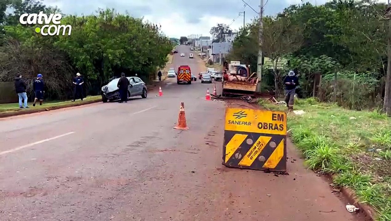 Carro atinge caminhão estacionado e jovem sofre corte no supercílio em Cascavel